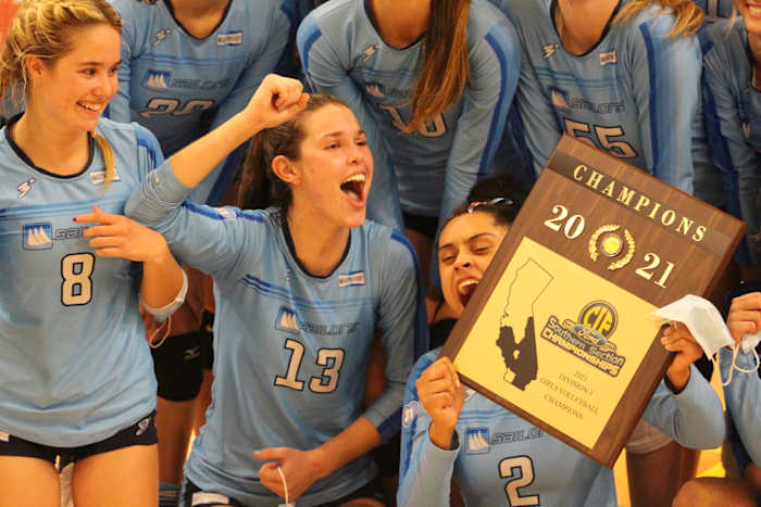 Mater-Dei-vs.-Marymount-girls-volleyball_7683